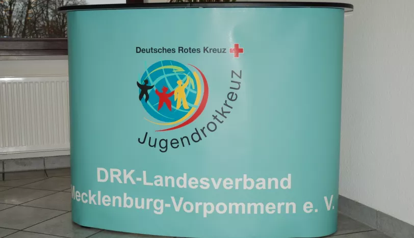 Front der Messetheke mit JRK-Logo